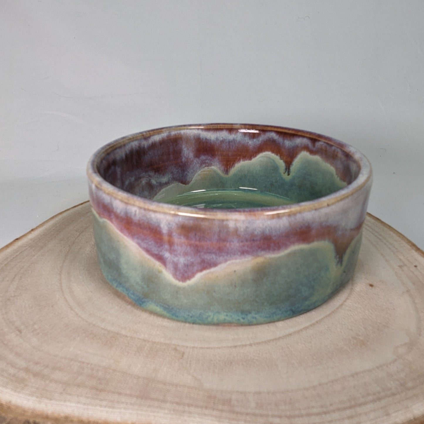 Keramikkskål i lysegrønn og rosa