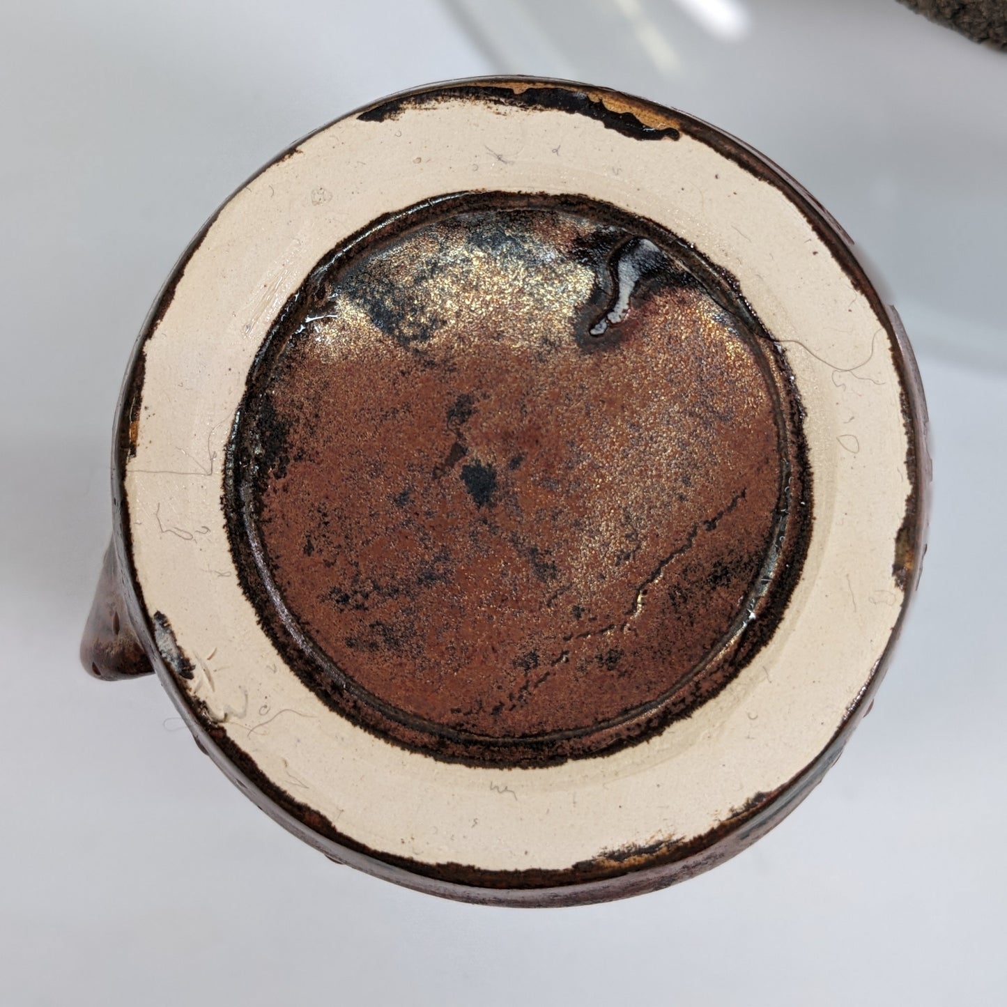 Rustikk håndtaksløs keramisk kopp med tommelstøtte