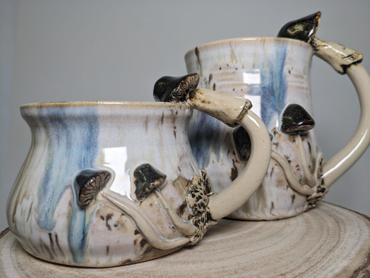 Håndlaget keramisk soppkrus