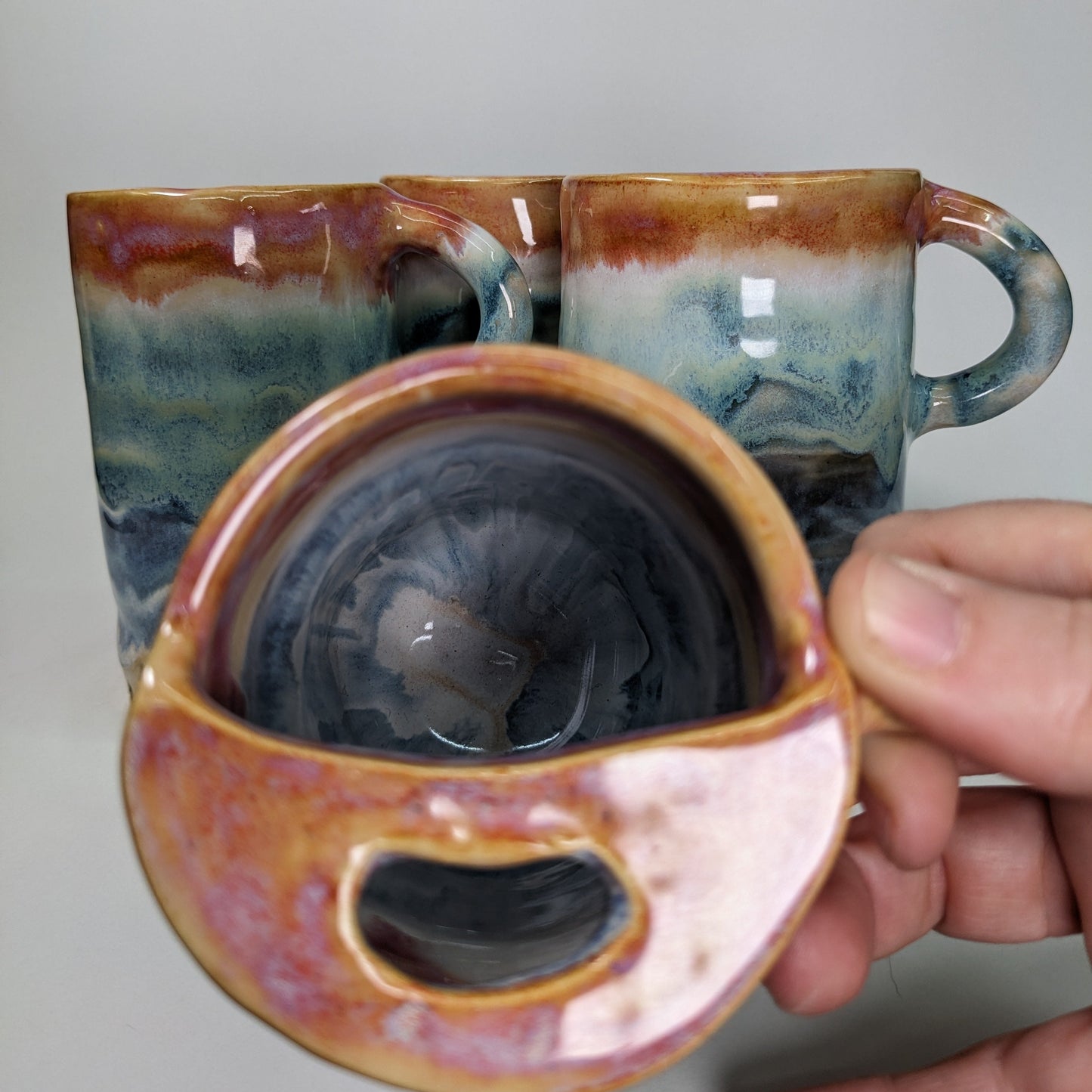 Håndlaget keramisk reisekopp med strandmotiv – Beach Sunset Travel Mug with Paw Prints