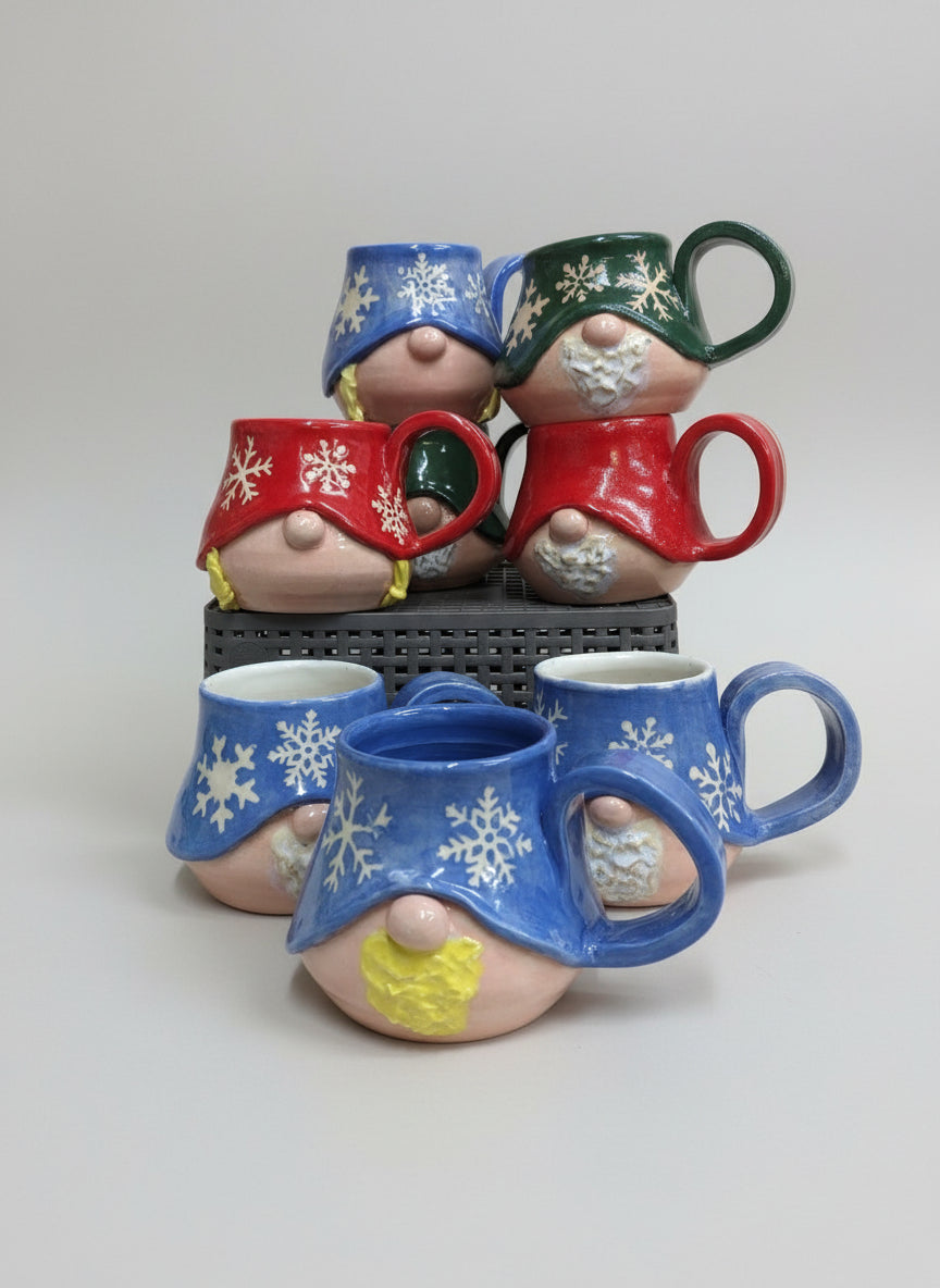 Håndlagde Julekrus med Gnomer – Norsk Keramikk