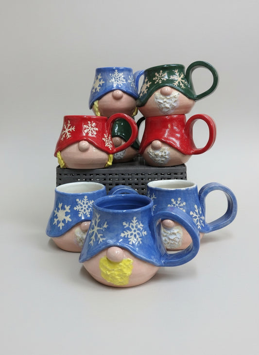 Håndlagde Julekrus med Gnomer – Norsk Keramikk