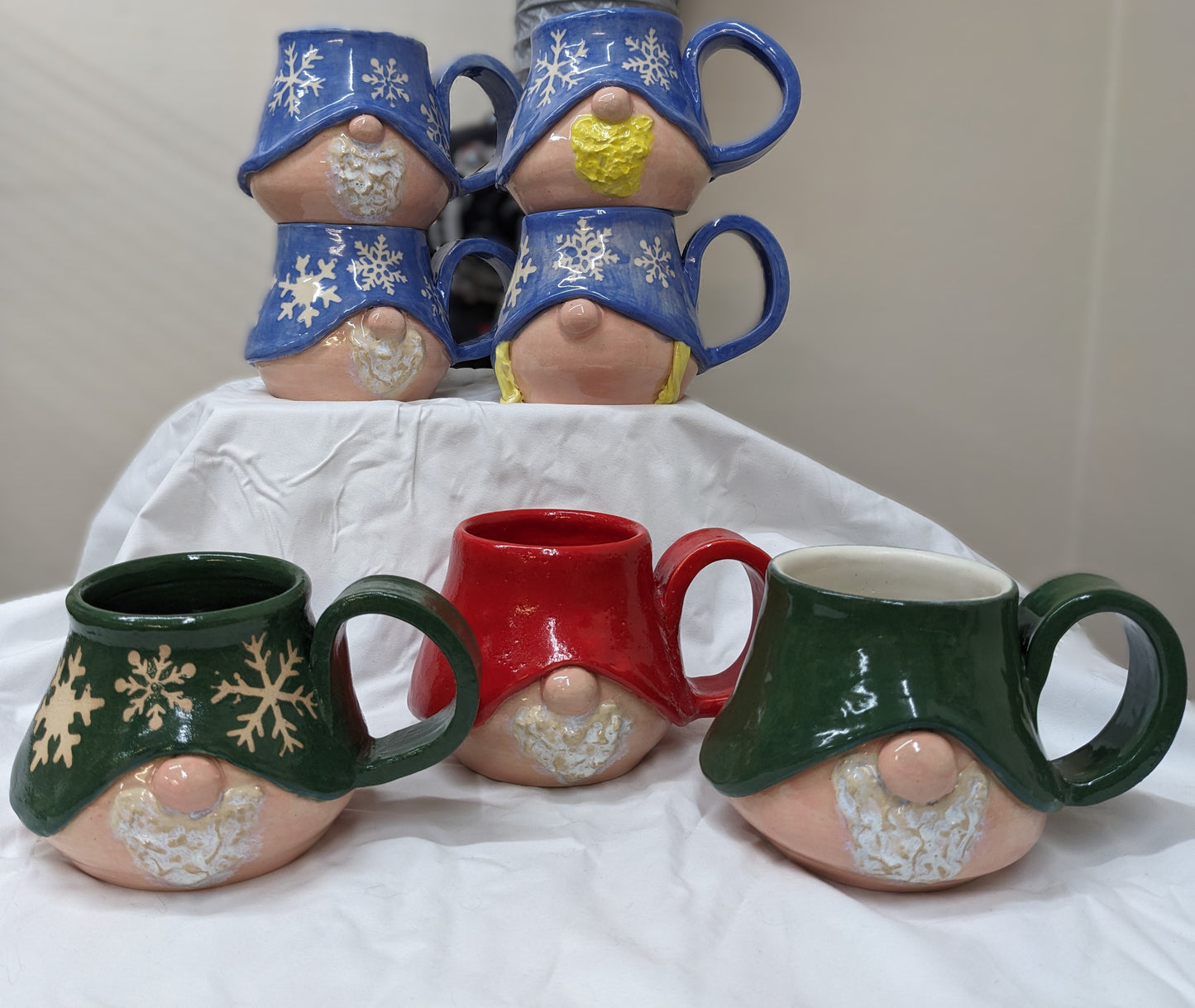 Håndlagde Julekrus med Gnomer – Norsk Keramikk