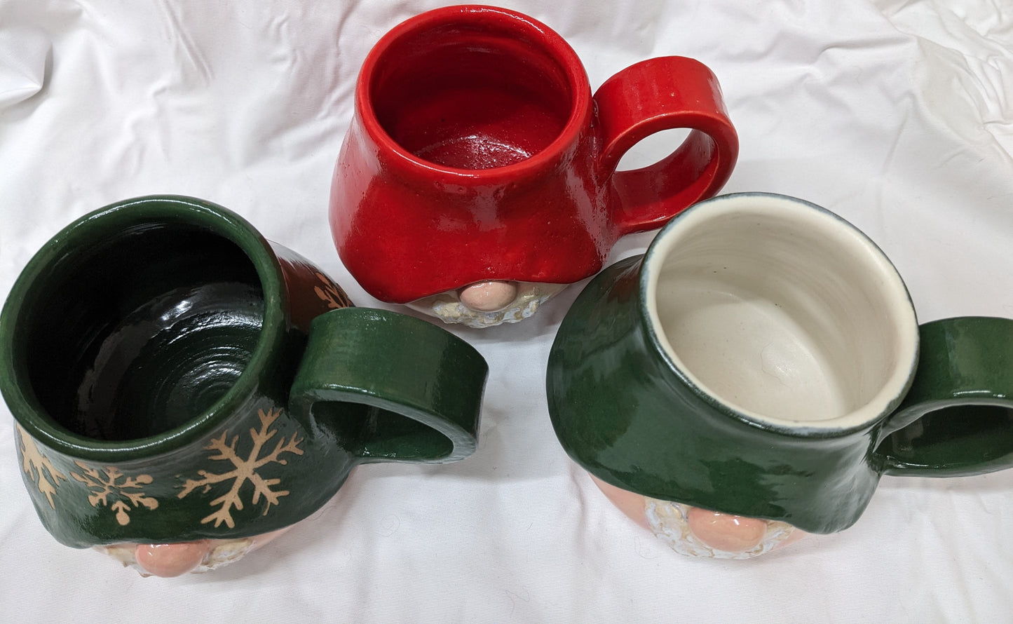 Håndlagde Julekrus med Gnomer – Norsk Keramikk