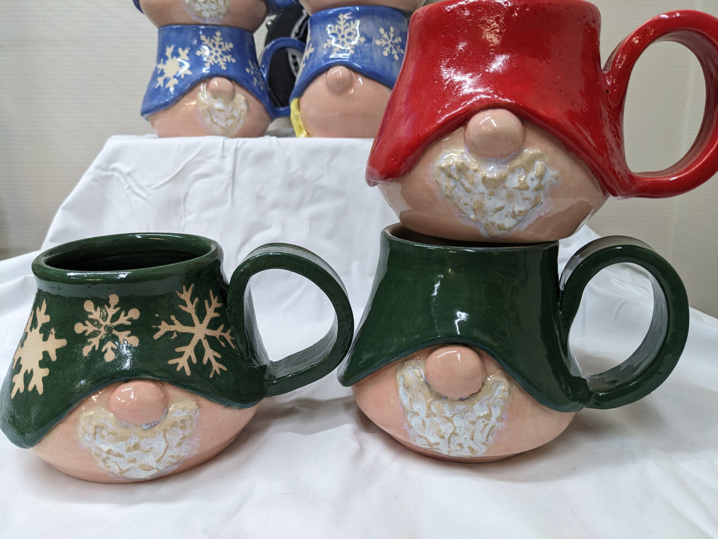 Håndlagde Julekrus med Gnomer – Norsk Keramikk