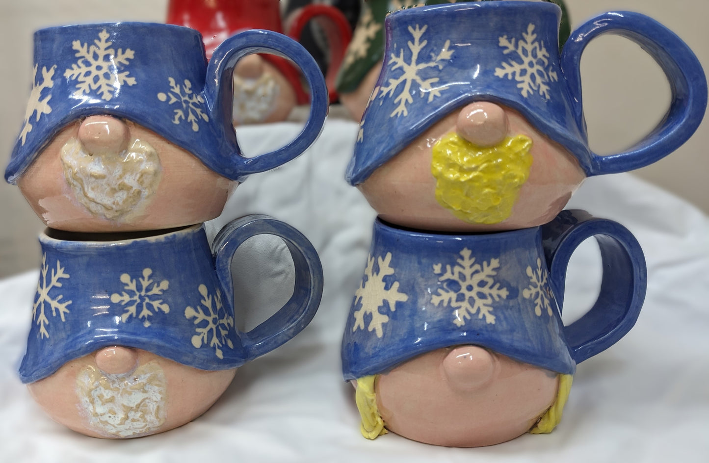 Håndlagde Julekrus med Gnomer – Norsk Keramikk