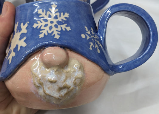 Håndlagde Julekrus med Gnomer – Norsk Keramikk