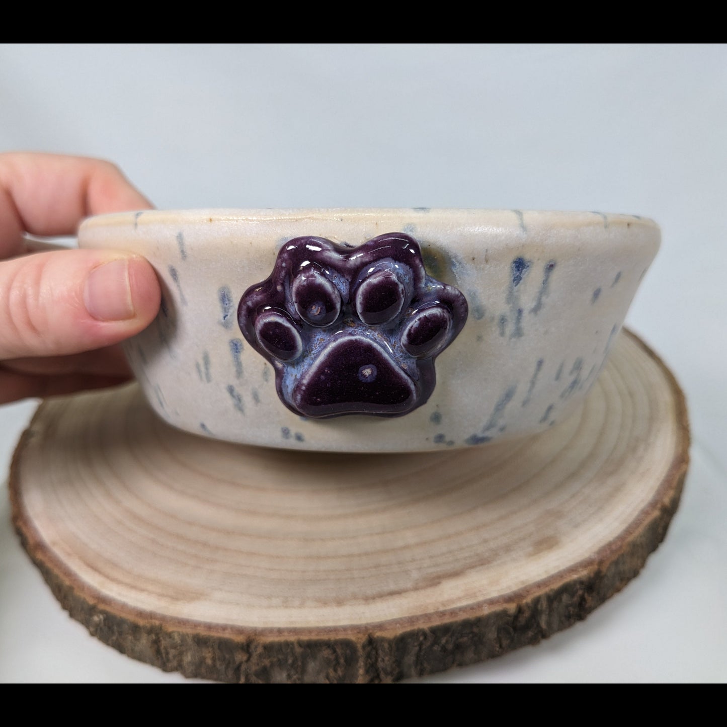 Keramikkskål i elfenben og lavendel med lilla poteavtrykk
