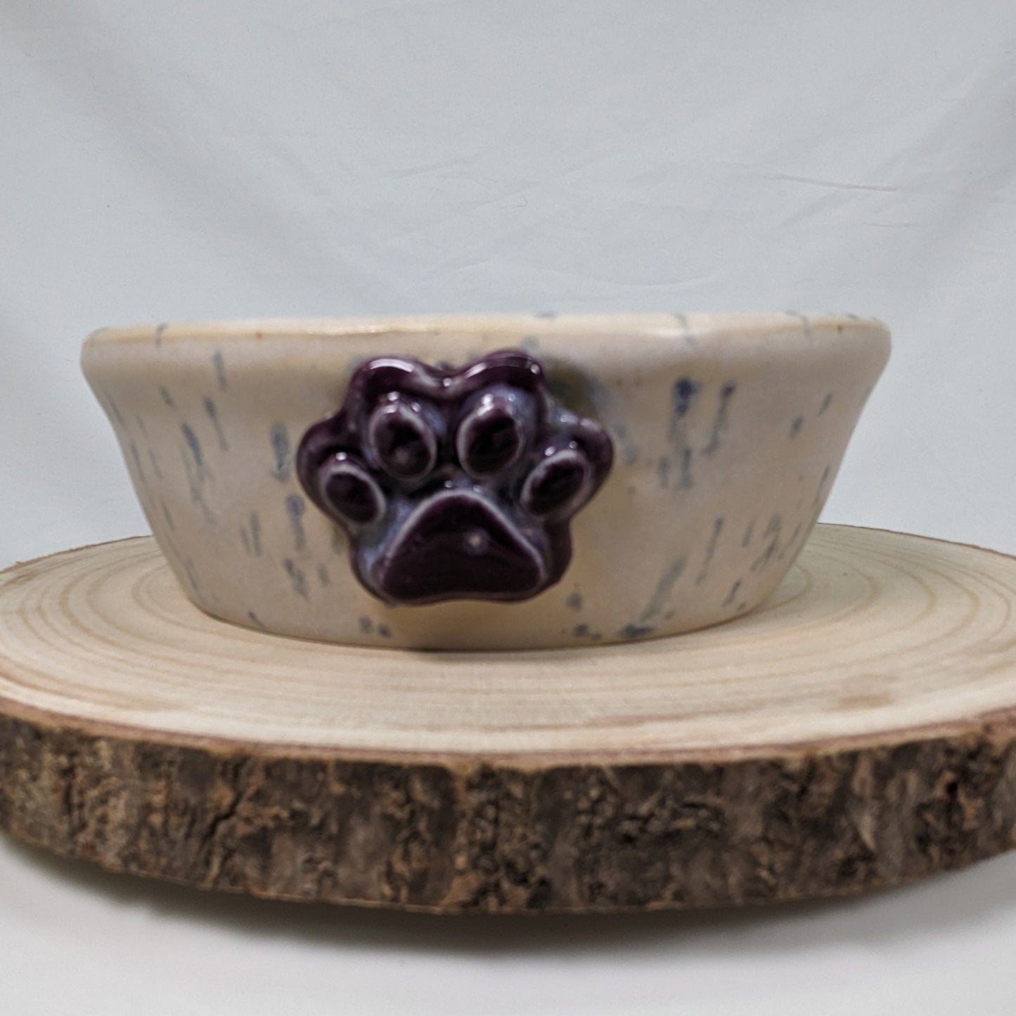 Keramikkskål i elfenben og lavendel med lilla poteavtrykk