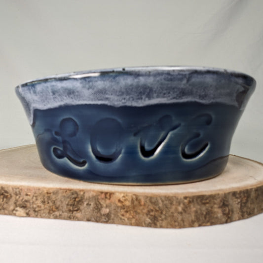 Slowfeeder kjæledyrskål i blått og svart med Pride-potetrykk