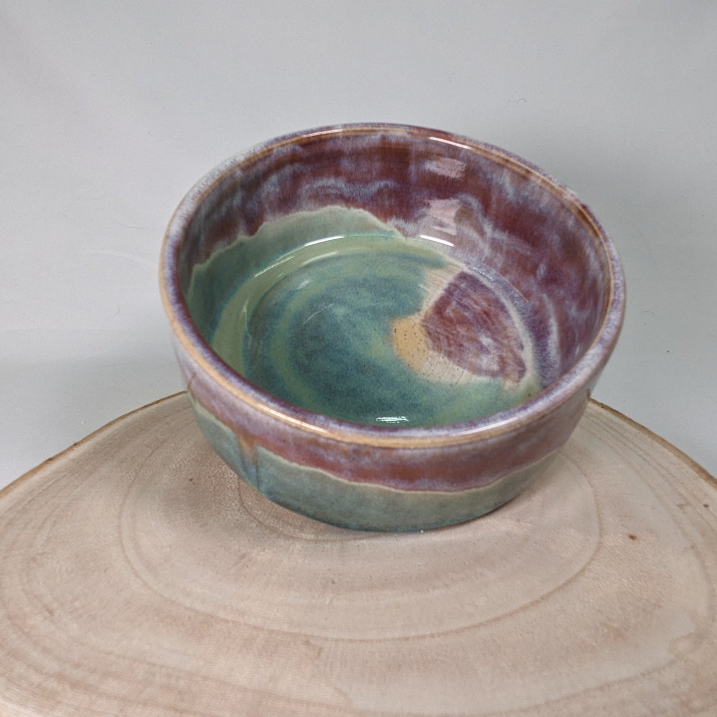 Keramikkskål i lysegrønn og rosa