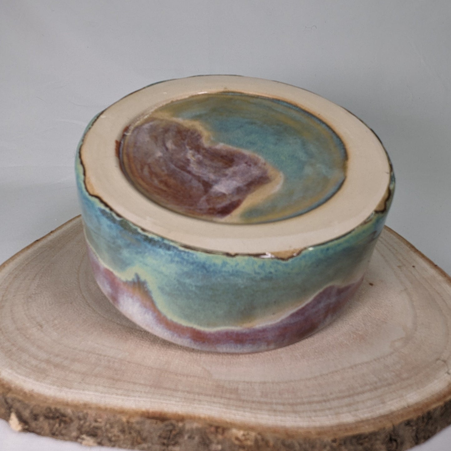 Keramikkskål i lysegrønn og rosa