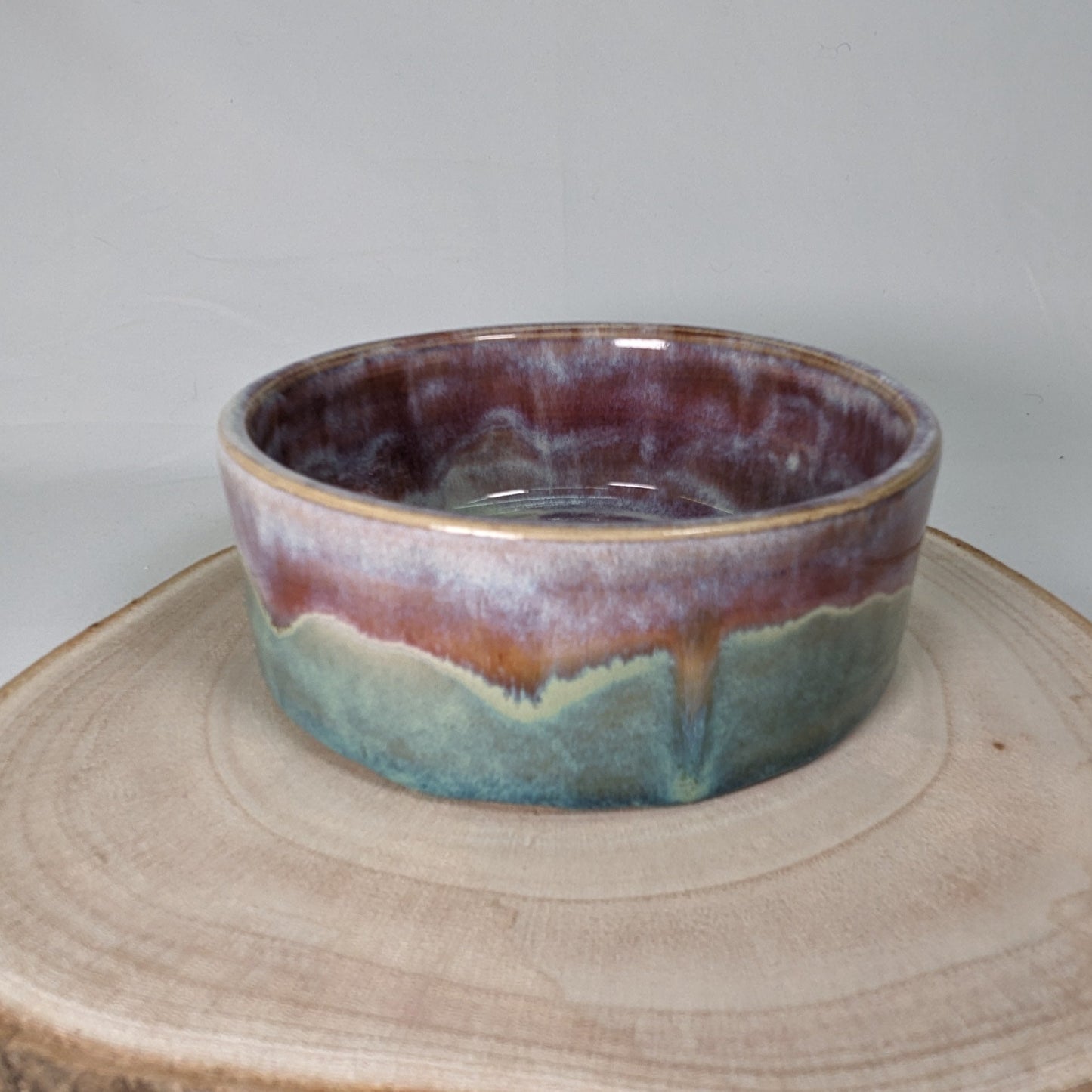Keramikkskål i lysegrønn og rosa