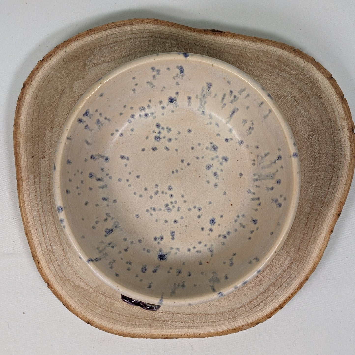 Keramikkskål i elfenben og lavendel med lilla poteavtrykk