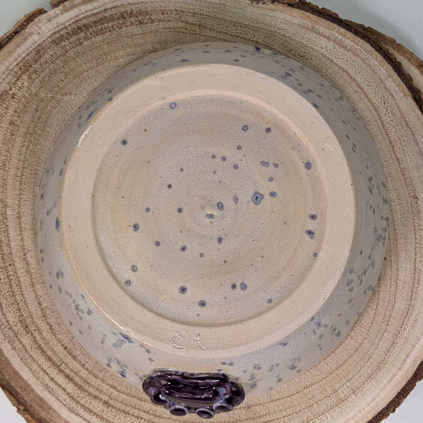 Keramikkskål i elfenben og lavendel med lilla poteavtrykk