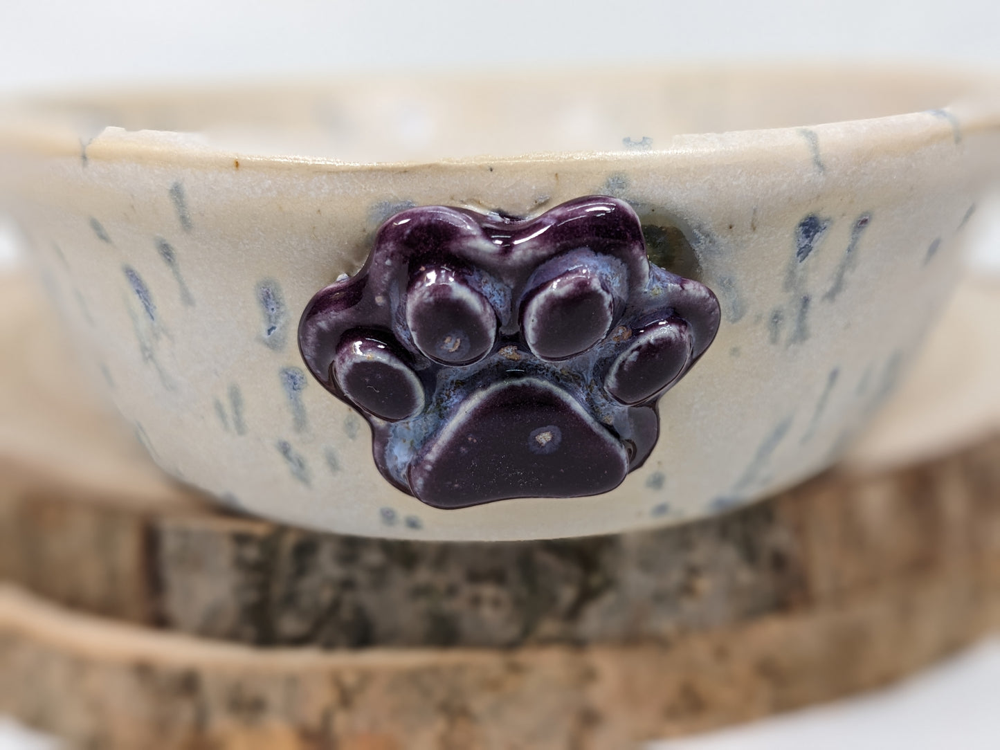 Keramikkskål i elfenben og lavendel med lilla poteavtrykk