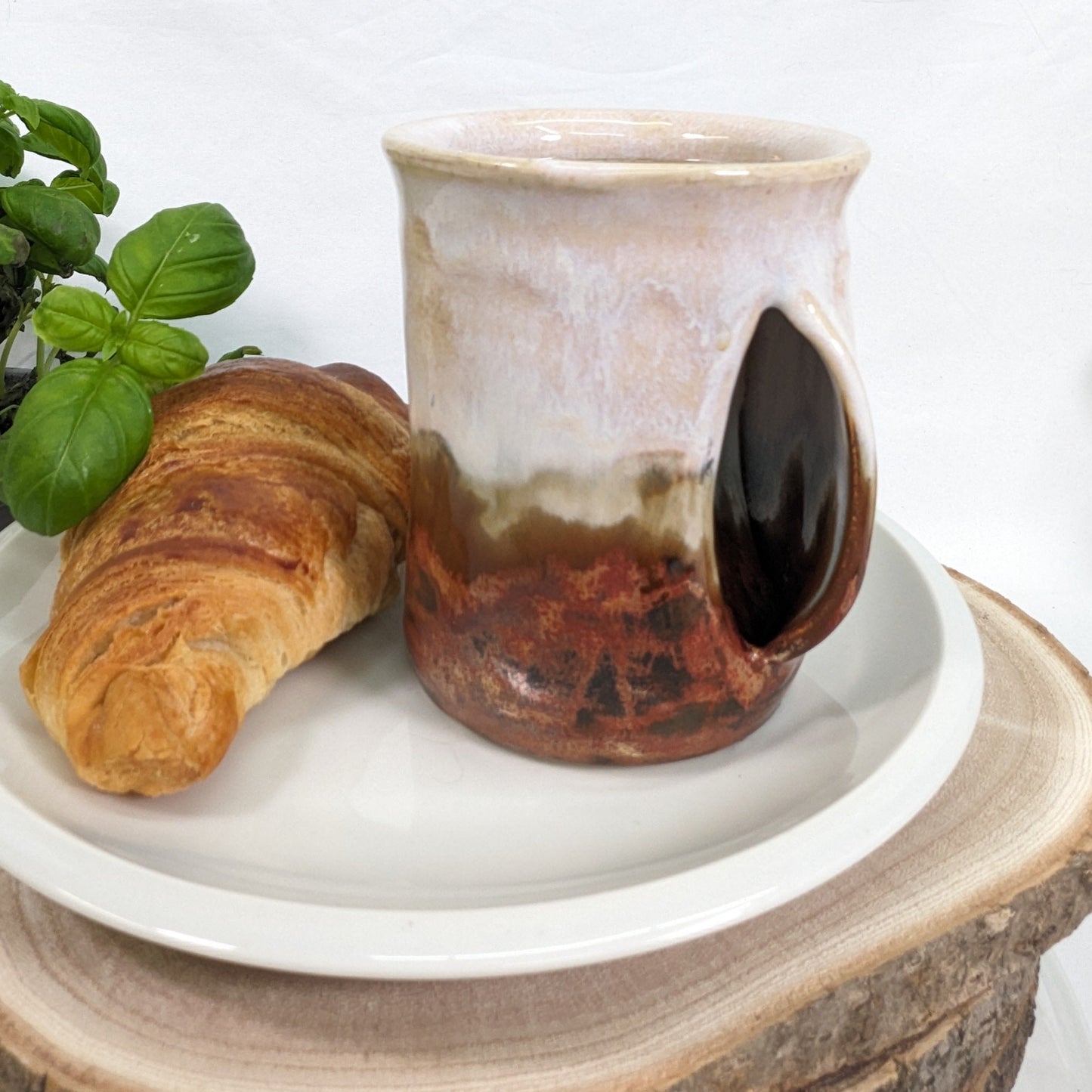 Rustikk håndtaksløs keramisk kopp med tommelstøtte