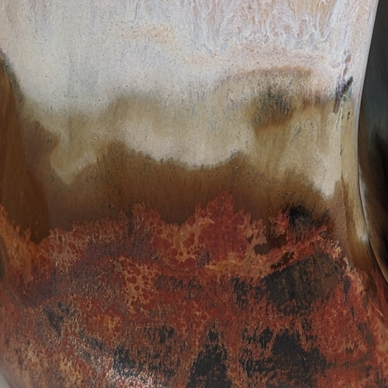 Rustikk håndtaksløs keramisk kopp med tommelstøtte