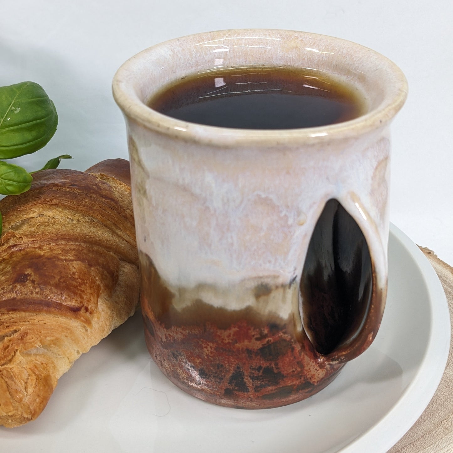 Rustikk håndtaksløs keramisk kopp med tommelstøtte