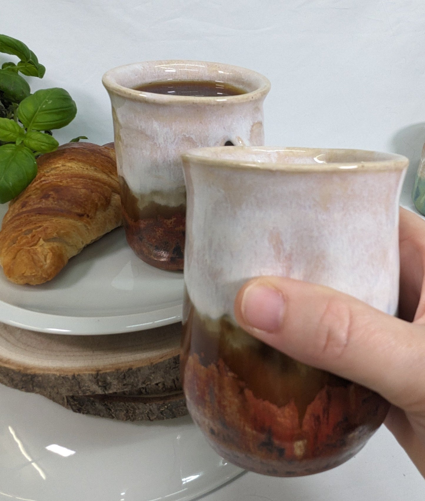 Rustikk håndtaksløs keramisk kopp med tommelstøtte