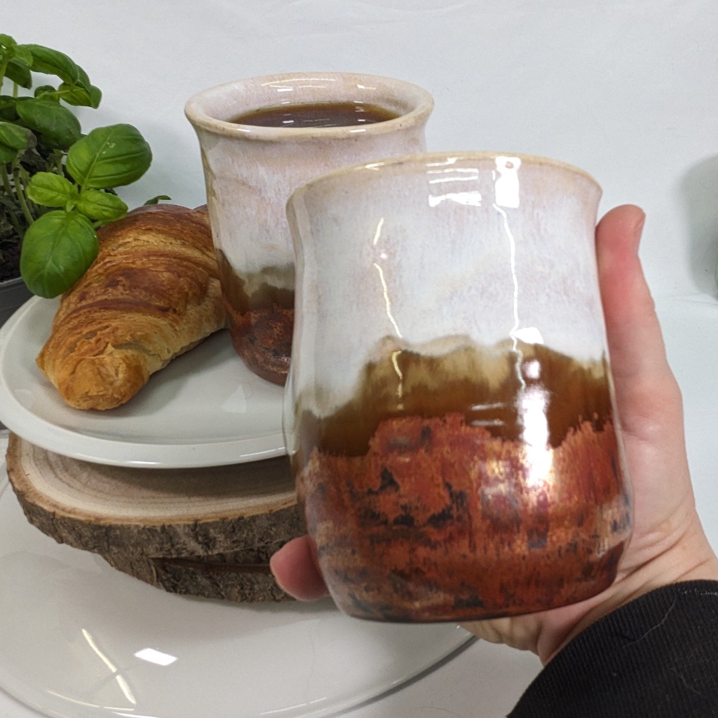 Rustikk håndtaksløs keramisk kopp med tommelstøtte