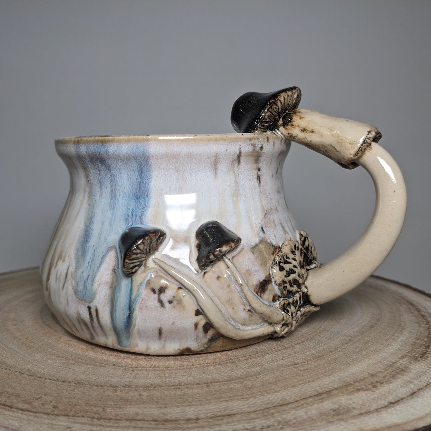 Håndlaget keramisk soppkrus