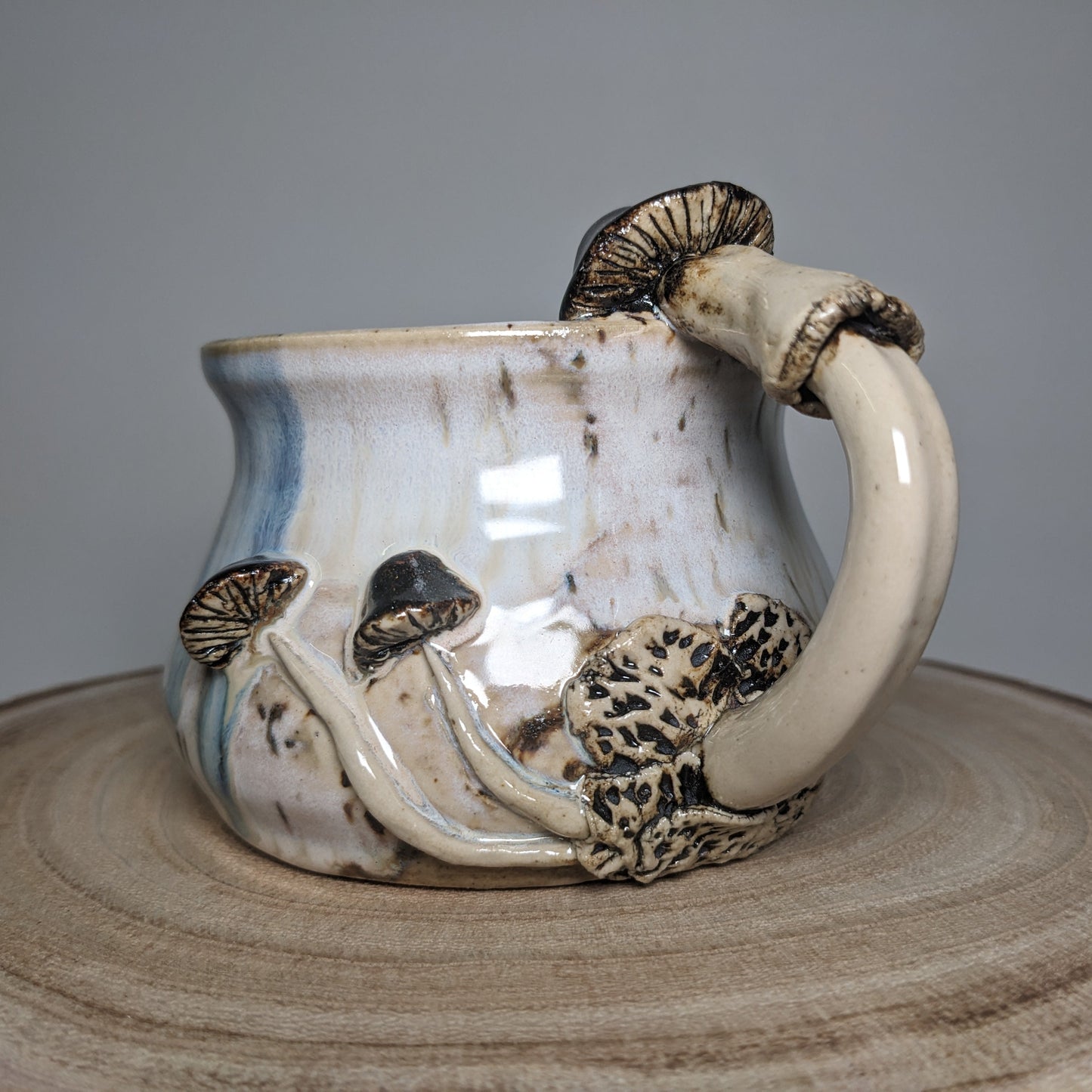 Håndlaget keramisk soppkrus