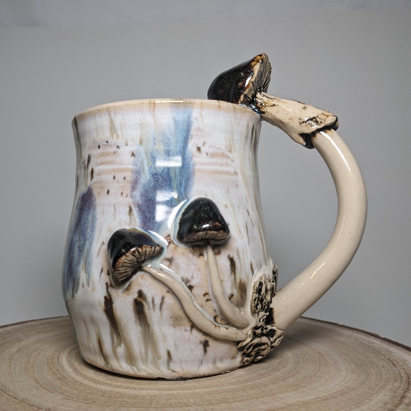 Håndlaget keramisk soppkrus