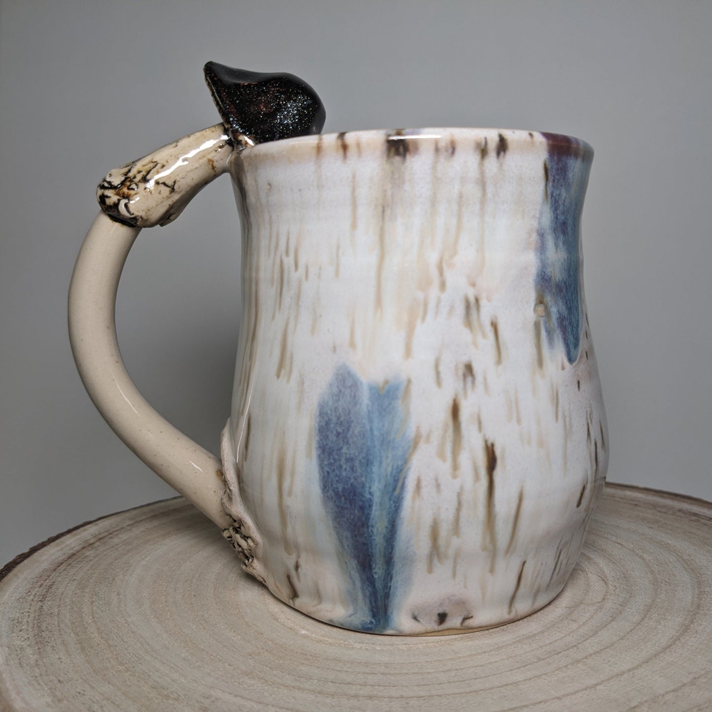 Håndlaget keramisk soppkrus