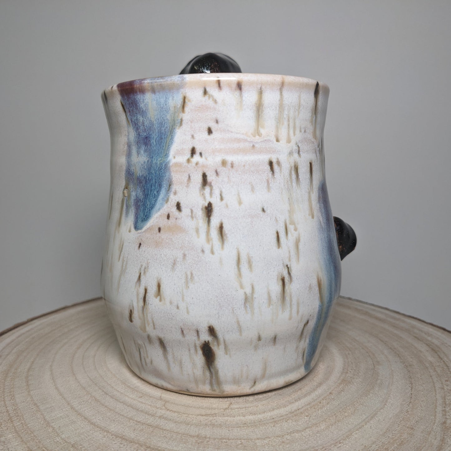 Håndlaget keramisk soppkrus