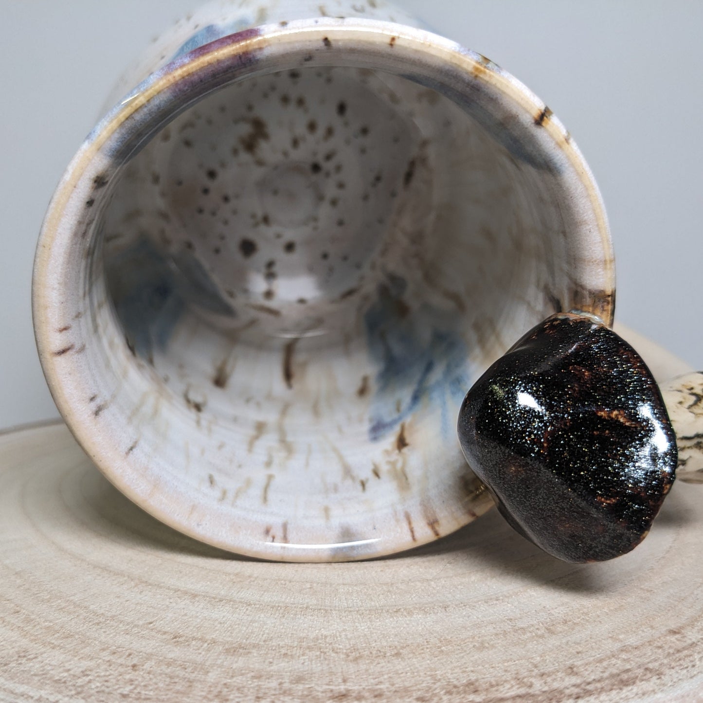 Håndlaget keramisk soppkrus