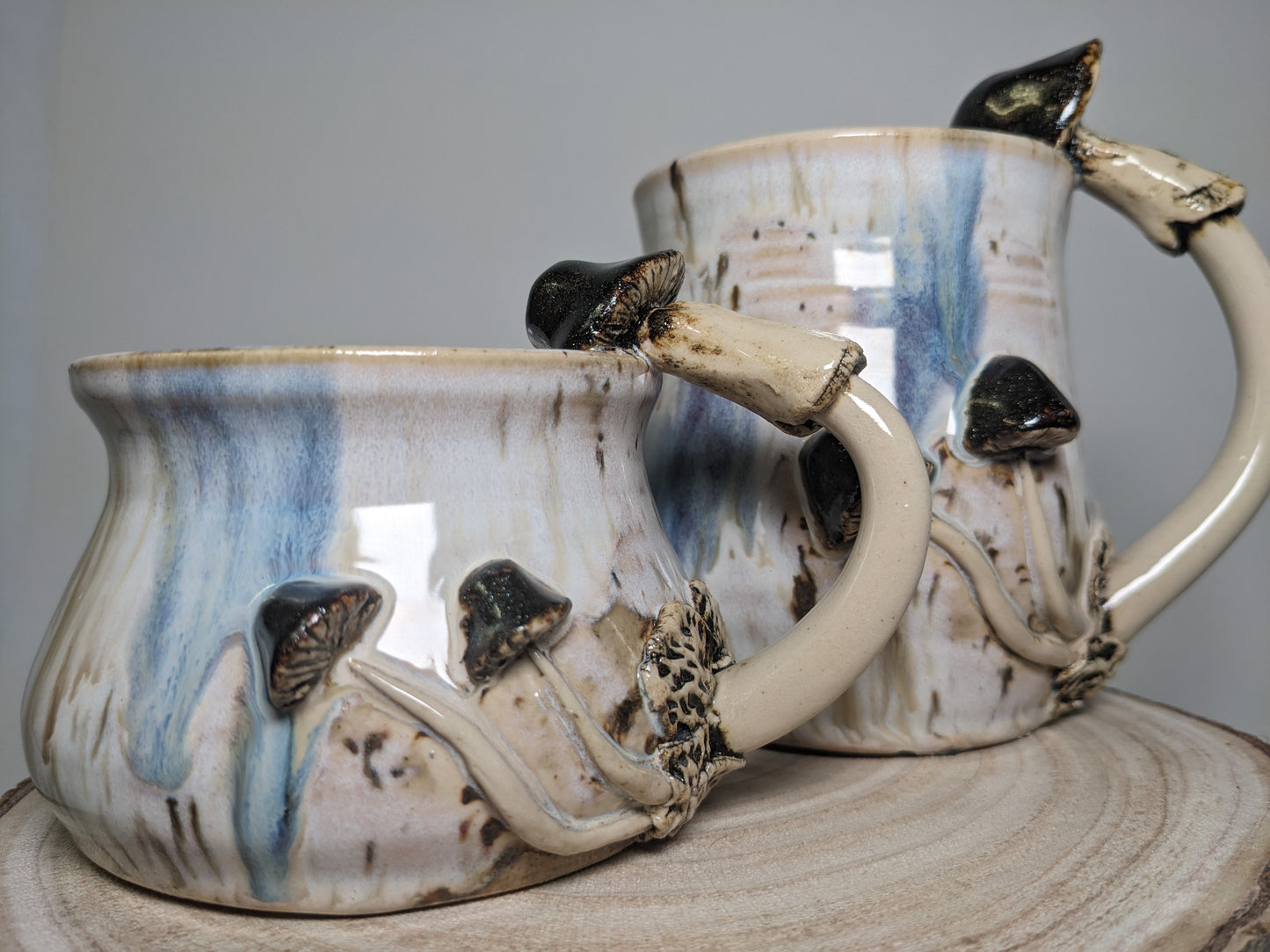 Håndlaget keramisk soppkrus