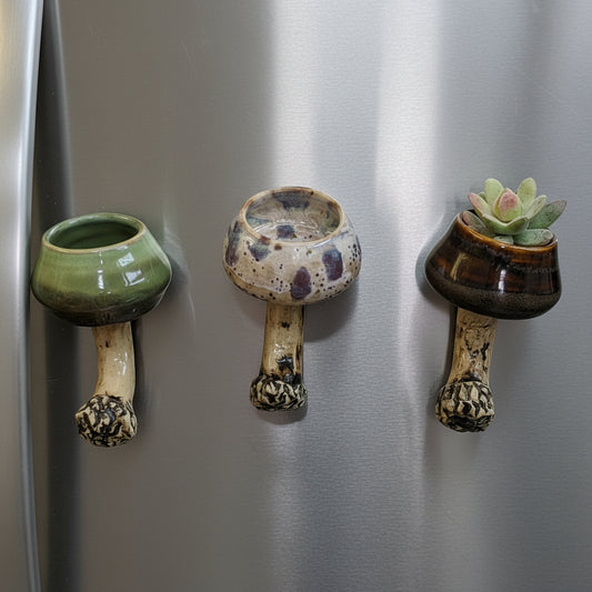Håndlaget keramisk soppmagnet med mini planteholder– Mushroom magnet succulent holder