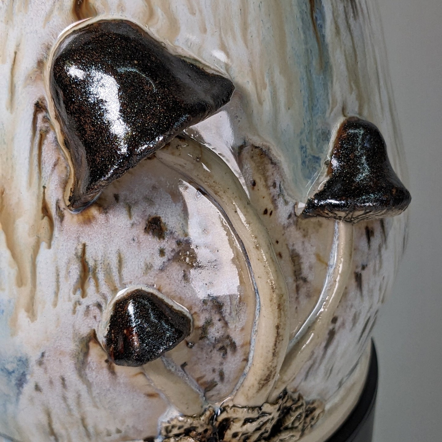 Skulpturell håndlaget keramisk vase med soppmotiv – Handmade Ceramic Mushroom Vase