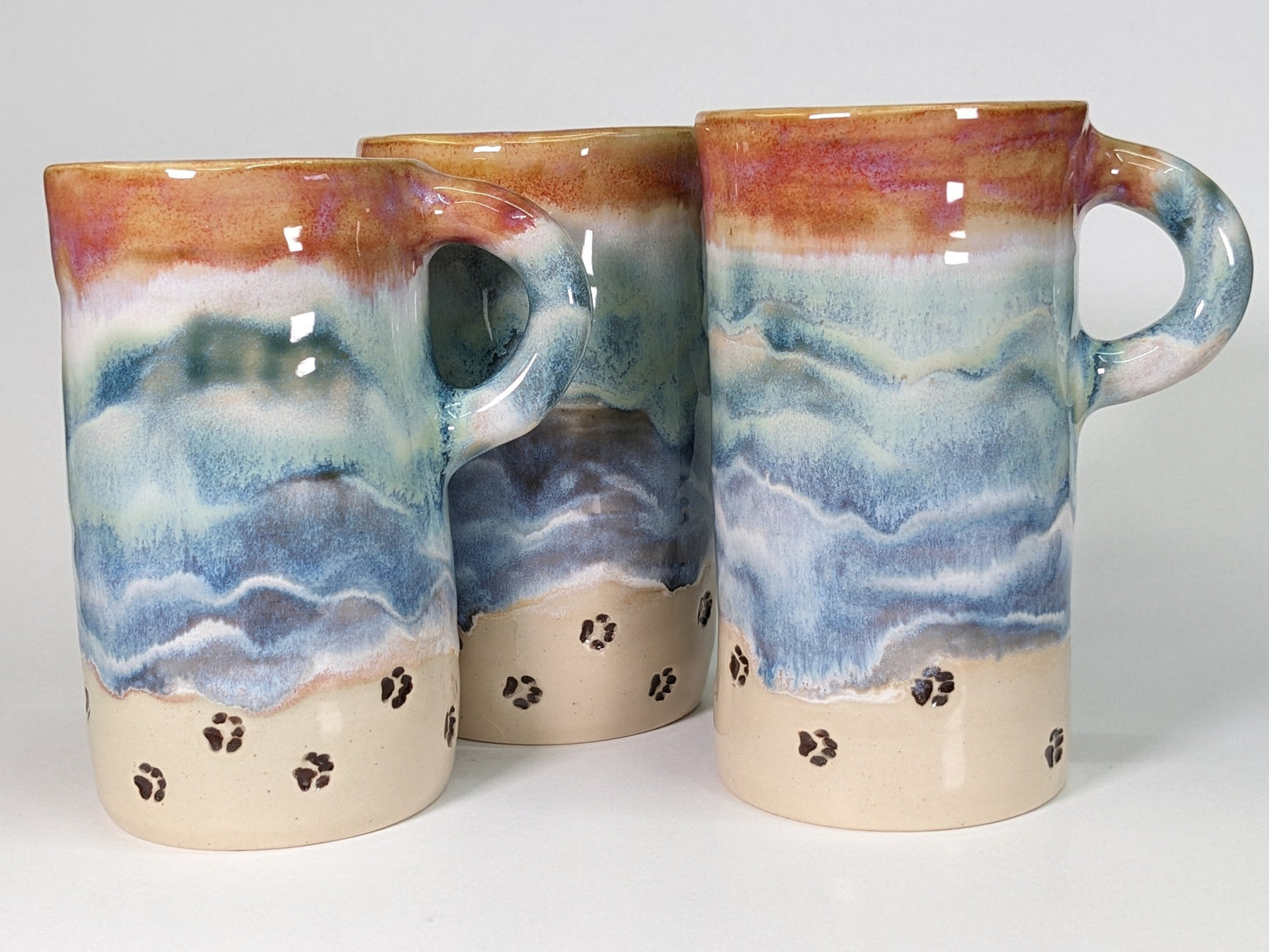 Håndlaget keramisk reisekopp med strandmotiv – Beach Sunset Travel Mug with Paw Prints