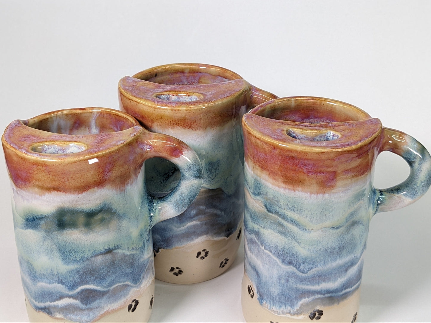 Håndlaget keramisk reisekopp med strandmotiv – Beach Sunset Travel Mug with Paw Prints