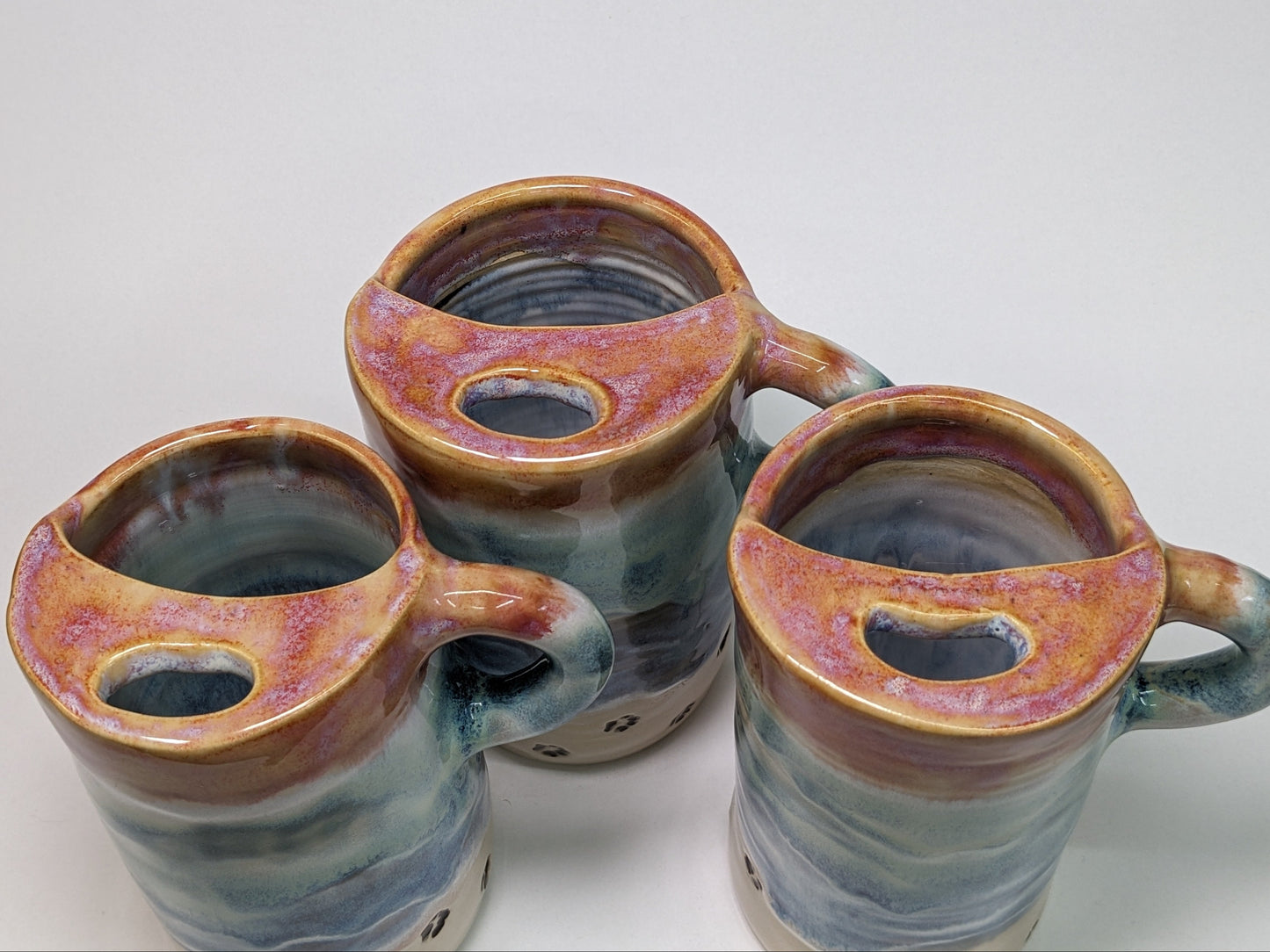 Håndlaget keramisk reisekopp med strandmotiv – Beach Sunset Travel Mug with Paw Prints
