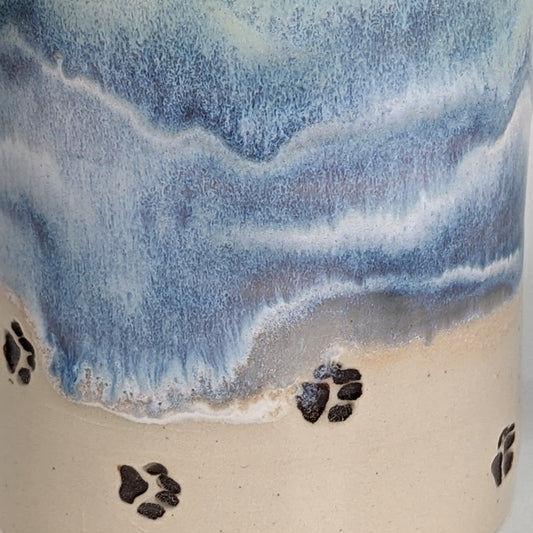 Håndlaget keramisk reisekopp med strandmotiv – Beach Sunset Travel Mug with Paw Prints