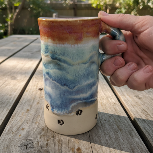 Håndlaget keramisk reisekopp med strandmotiv – Beach Sunset Travel Mug with Paw Prints