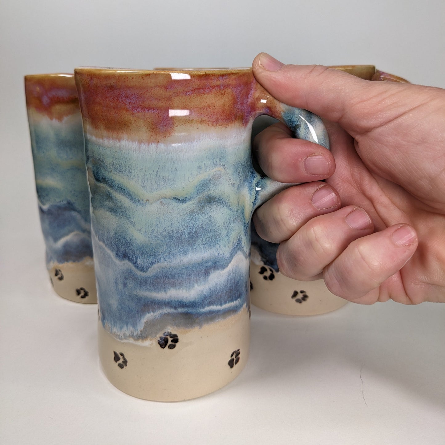 Håndlaget keramisk reisekopp med strandmotiv – Beach Sunset Travel Mug with Paw Prints