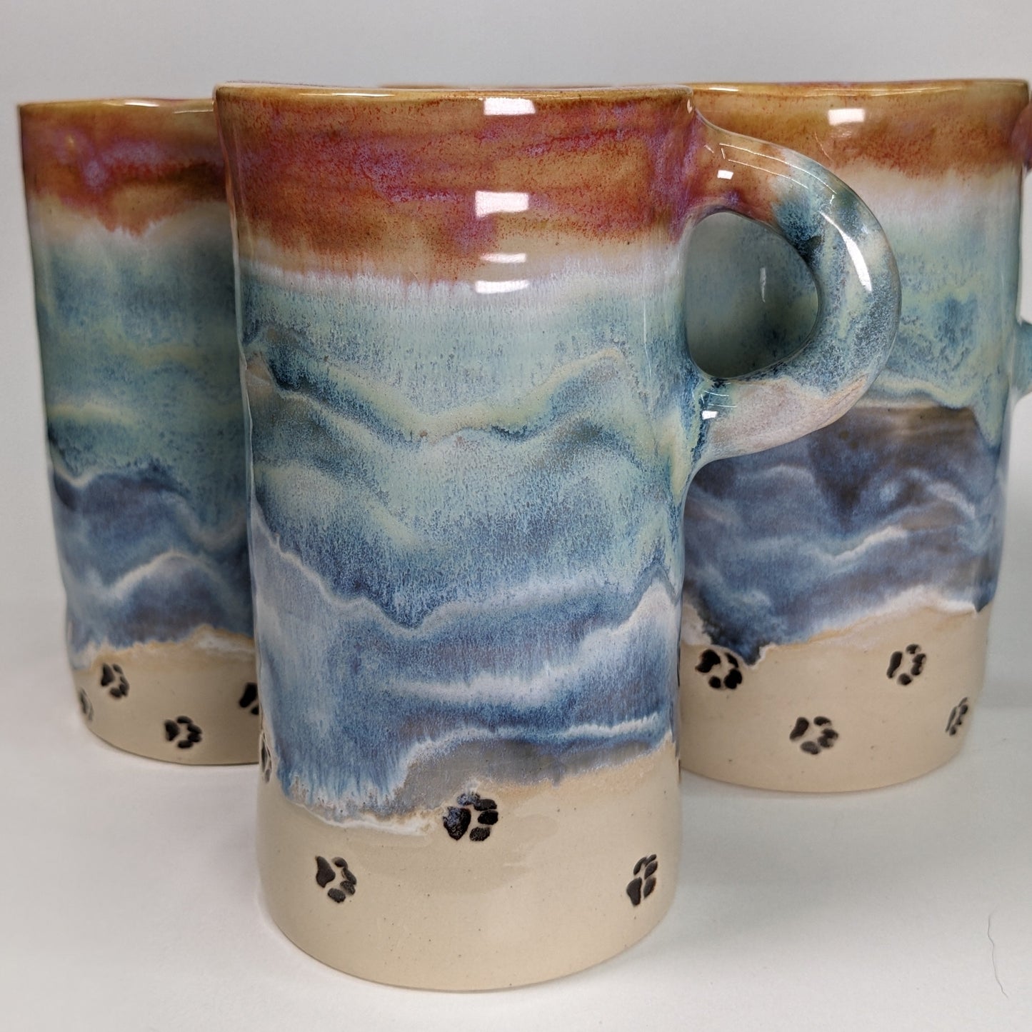 Håndlaget keramisk reisekopp med strandmotiv – Beach Sunset Travel Mug with Paw Prints
