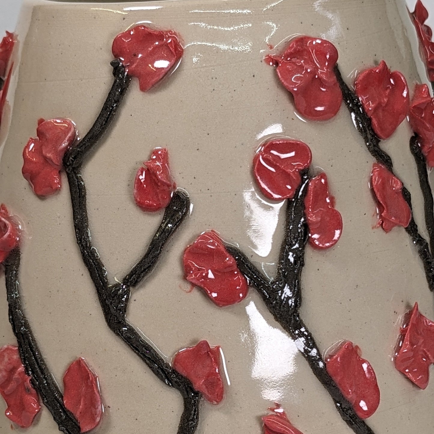 Skulpturell håndlaget keramisk vase med kirsebærblomster – Cherry Blossom Ceramic V