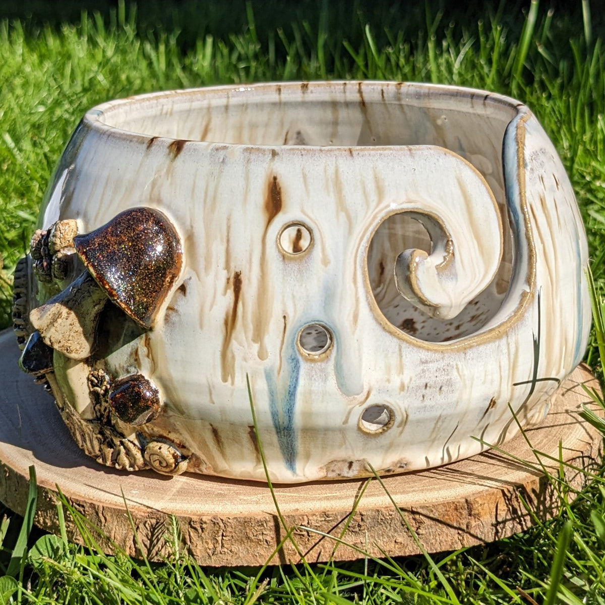 Håndlaget keramisk garnbolle med sopper – Mushroom Yarn Bowl