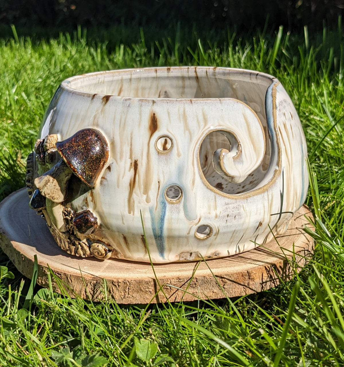 Håndlaget keramisk garnbolle med sopper – Mushroom Yarn Bowl