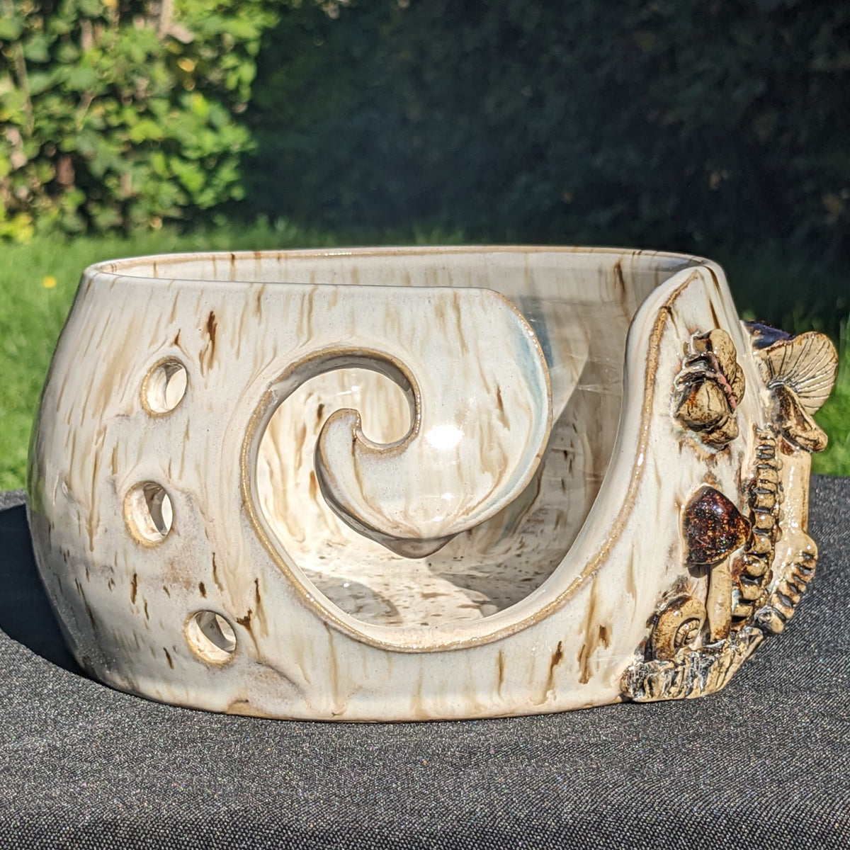 Håndlaget keramisk garnbolle med sopper – Mushroom Yarn Bowl