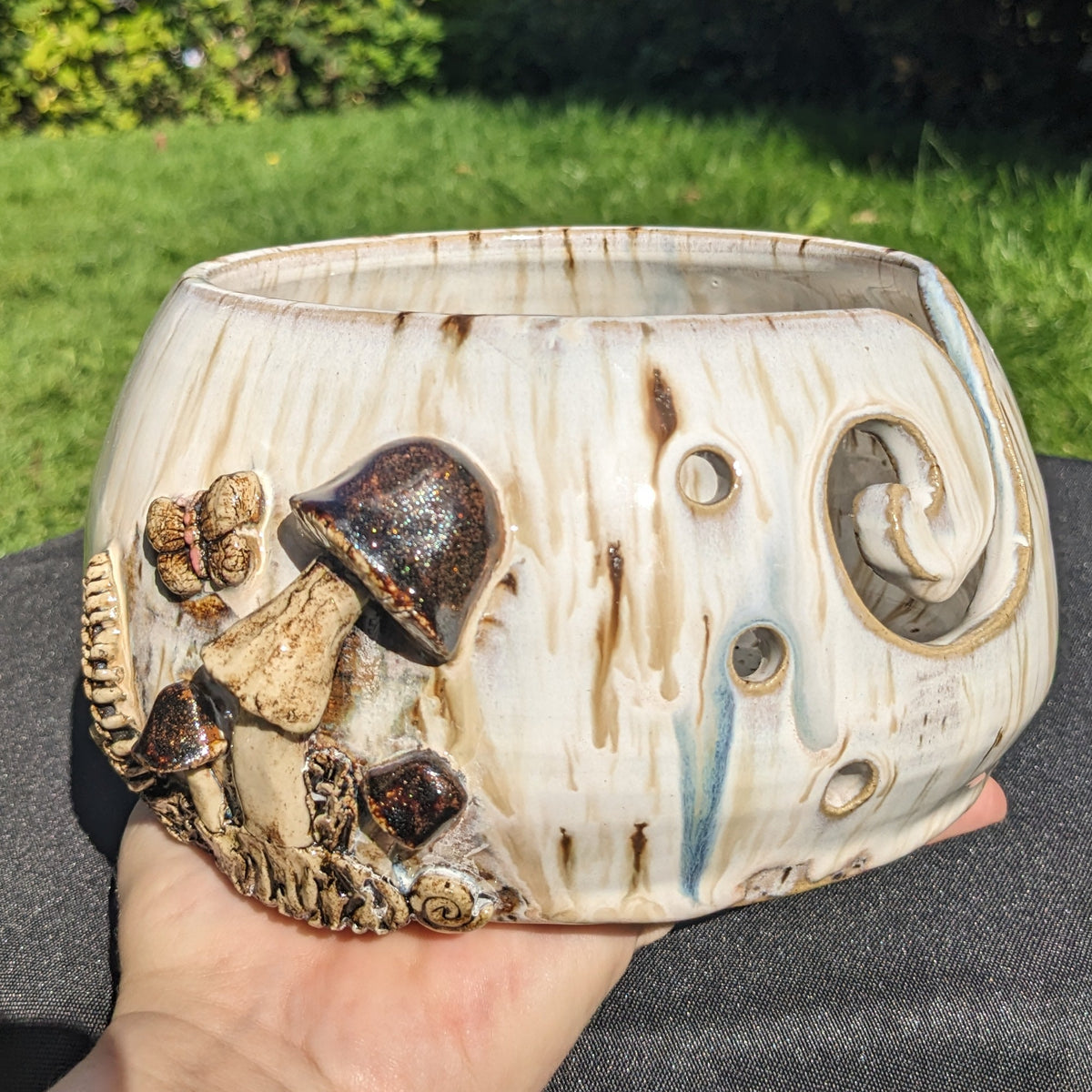 Håndlaget keramisk garnbolle med sopper – Mushroom Yarn Bowl