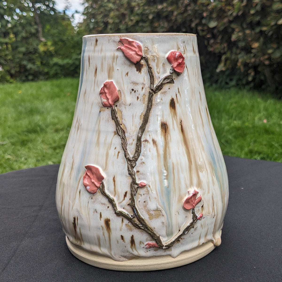 Håndlaget keramisk vase med gren- og blomsterdesign