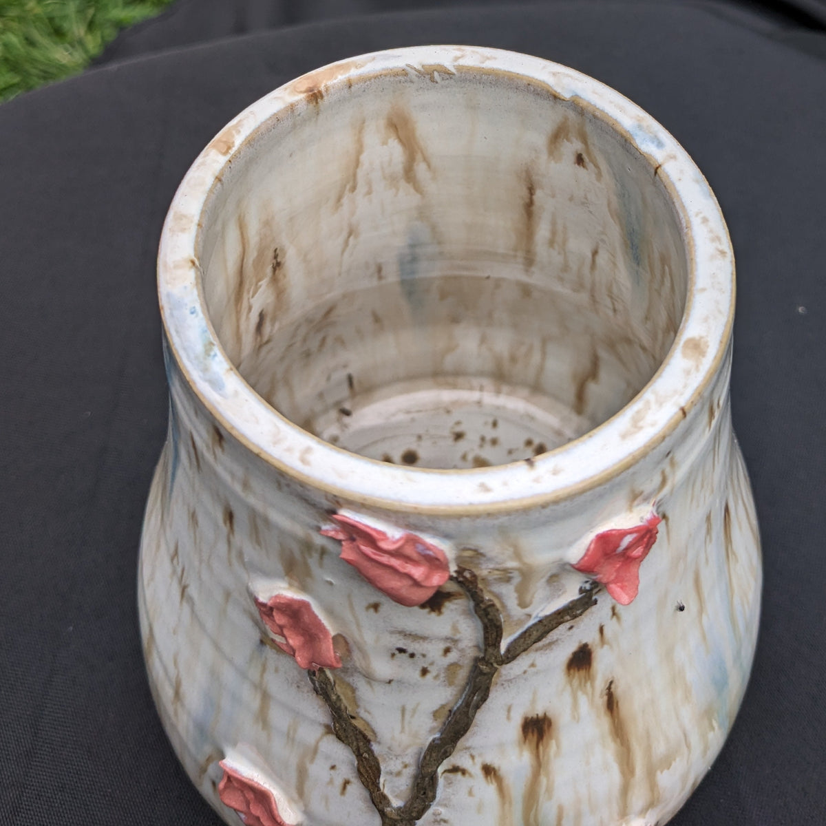 Håndlaget keramisk vase med gren- og blomsterdesign