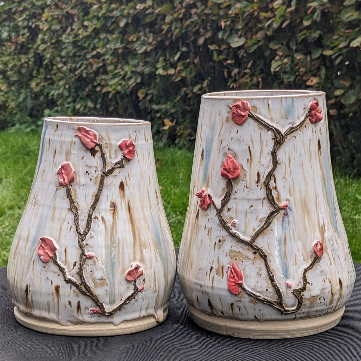 Håndlaget keramisk vase med gren- og blomsterdesign