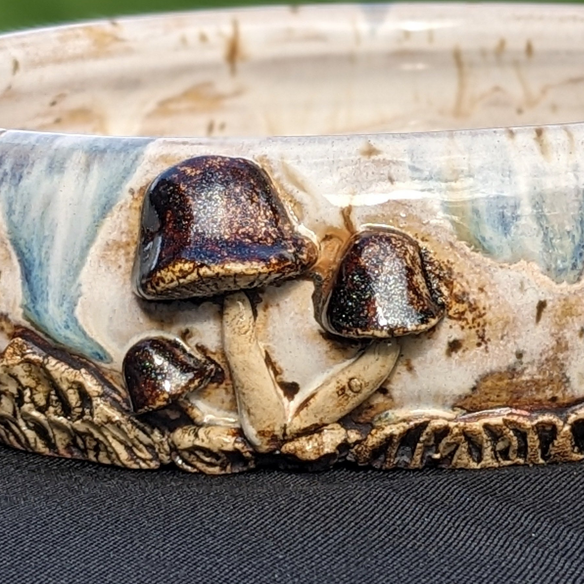 Forest Floor Bowl – håndlaget liten keramisk skål med sopper